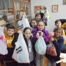 Учениците от кръжок "Добродетелност" дариха хранителни продукти за възрастни хора