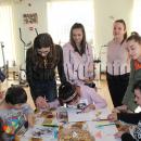 Абитуриенти подариха тържество, дрехи и играчки на младежите в хасковски център