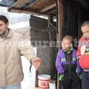 Самотен баща гледа двете си деца във фургон