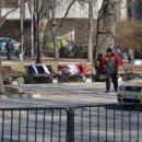 Жена продава дрехите си на улицата, за да си купи хляб