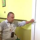 Мъж с ампутирани крака поправя инвалидни колички безплатно