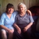 Възрастна жена и дъщеря й живеят в рушаща се къща