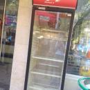 Празни улични хладилници събират храна за бедни