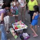 10-годишното момиче продава ръчно правени картички и първата си книга за благотворителност 