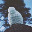 Изплети шапка, шал или чорапи за човек без дом. Подари му топлина.