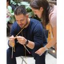 Мъже плетоха за хората без дом 