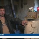 Момче с увреждания работи, за да издържа болните си родители