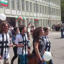Абитуриенти се обличат с тениски на бала, за да помогнат на техни връстници