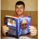 Дете, борещо се за живота си, издаде книга