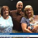  Ученици пеят пред дома на болния си учител