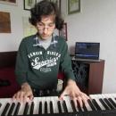 Ученик дари стипендията си за нов роял