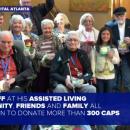 86-годишен мъж се научи да плете, за да направи шапки за бебета