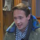 Актьор слезе от сцената, за да спаси зрител