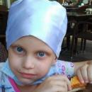 Болно момиченце мечтае за коледно чудо