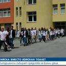 Тениска вместо изискан тоалет