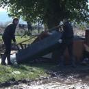 Доброволци чистят домовете на хората след потопа в Бургаско 