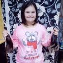 Дете със синдром на Даун дари косата си за онкоболна жена