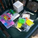 Деца от Благоевград изработват и продават гривнички, средствата ще дарят на дете в нужда