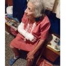 Възрастна жена живее в забвение 