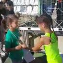 Дете подари един медалите си на своя конкурентка