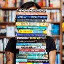 Третокласничка дари 52 свои книги на библиотеката 