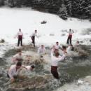 Младежите, скачали за Богоявленския кръст в Момчиловци, дариха средства 