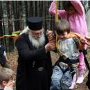 Можем да подкрепим приюта на отец Иван с храни, обувки, дърва за огрев, средства за ток и доброволчески труд 