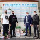 Млади перничани дариха хранителни продукти