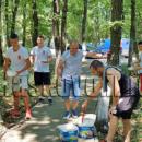 Доброволци варосаха дърветата пред Дома за хора със сетивни нарушения