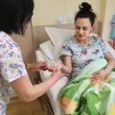 Деца дариха мартеници на пациентите и персонала на МБАЛ Бургасмед