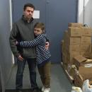 9-годишно момче харчи спестяванията си за стоки за приют за бездомни
