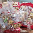 Доброволци изработиха сладки за бедни и болни деца